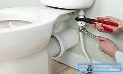 Sur la photo - un tuyau qui alimente le réservoir de vidange en eau Sur la photo - un tuyau qui alimente le réservoir de vidange en eau