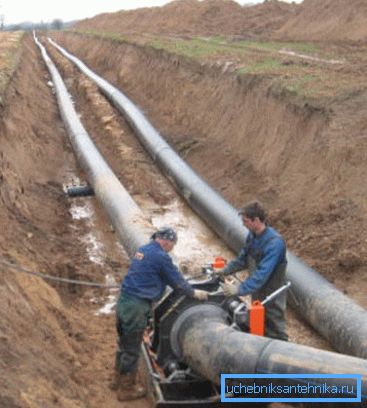 Sur la photo - le pipeline à partir de tuyaux PND
