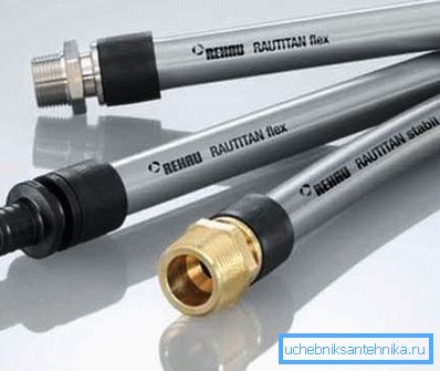 Sur la photo, les tuyaux sont déjà munis de raccords. Sur la photo, les tuyaux sont déjà munis de raccords.