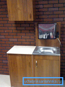 Sur la photo: meuble-lavabo à donner - vous pouvez faire une telle construction de vos propres mains ou utiliser de vieux meubles du set de cuisine