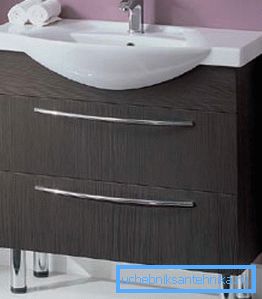 Sur la photo - une table de chevet avec des jambes. Sur la photo - une table de chevet avec des jambes.