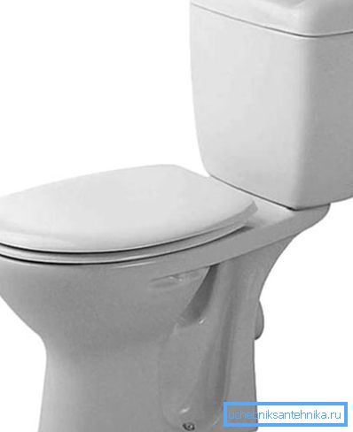 Sur la photo - une toilette avec une citerne sur l'étagère Sur la photo - une toilette avec une citerne sur l'étagère