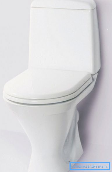 Sur la photo - une toilette avec un réservoir à chasse d'eau monté sur la cuvette.