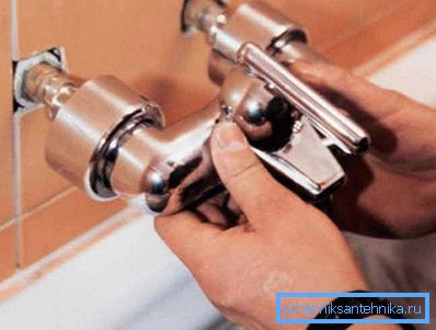 Sur la photo: installer le robinet dans la salle de bain indépendamment de la force de chacun, à condition que toutes les activités préparatoires aient été effectuées en conséquence Sur la photo: installer le robinet dans la salle de bain indépendamment de la force de chacun, à condition que toutes les activités préparatoires aient été effectuées en conséquence