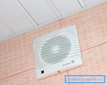 Sur la photo: l'installation du ventilateur d'extraction le plus simple améliore plusieurs fois l'échange d'air dans la pièce. Sur la photo: l'installation du ventilateur d'extraction le plus simple améliore plusieurs fois l'échange d'air dans la pièce.