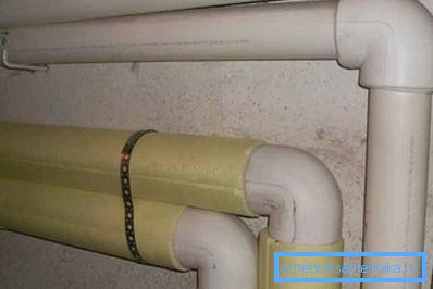 Sur une photo - les tuyaux de chauffage chauffés à l'intérieur