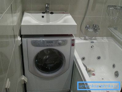 Sur la photo, dans une salle de bain compacte, j'ai réussi à placer un lavabo et une machine à laver.