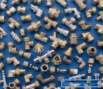 Sur la photo: en vente, vous pouvez trouver un grand nombre de types de raccords pour résoudre presque tous les problèmes lors du montage du système. Sur la photo: en vente, vous pouvez trouver un grand nombre de types de raccords pour résoudre presque tous les problèmes lors du montage du système.