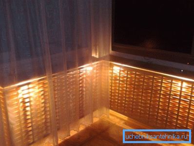 Sur la photo - une variante de la décoration des batteries avec un écran en osier et un rétroéclairage Sur la photo - une variante de la décoration des batteries avec un écran en osier et un rétroéclairage