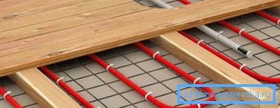 Sur la photo - une version du dessin dans le plancher en bois.