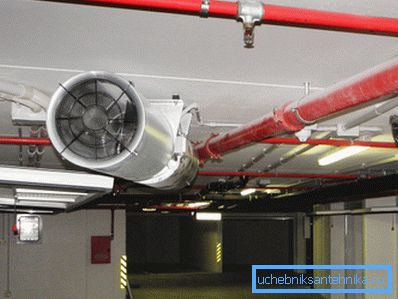 Sur la photo - le ventilateur sur le canal d'échappement Sur la photo - le ventilateur sur le canal d'échappement