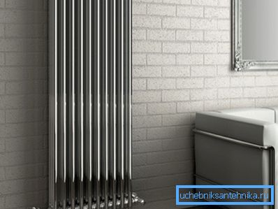 Sur la photo - un radiateur vertical en tubes d'acier. Sur la photo - un radiateur vertical en tubes d'acier.