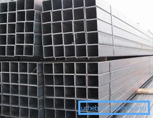 Sur la photo: le poids du tuyau professionnel 80x80x4 est plutôt petit, mais les indicateurs de résistance ne sont pas inférieurs aux éléments en béton avec une section et un poids beaucoup plus grands Sur la photo: le poids du tuyau professionnel 80x80x4 est plutôt petit, mais les indicateurs de résistance ne sont pas inférieurs aux éléments en béton avec une section et un poids beaucoup plus grands