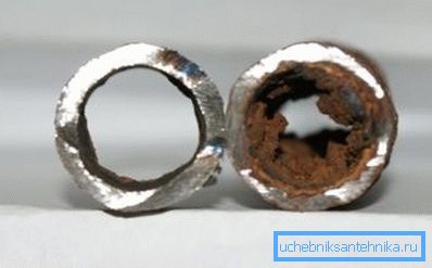 La photo montre la différence entre le tuyau rincé et le tuyau bouché.