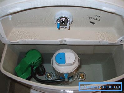 Sur la photo - la structure interne du réservoir avec un bouton Sur la photo - la structure interne du réservoir avec un bouton