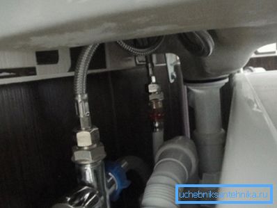 Sur la photo - raccords de plomberie après l'installation Sur la photo - raccords de plomberie après l'installation