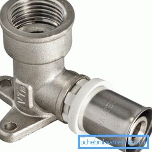 Sur la photo - une sortie d'eau avec une connexion à la presse Sur la photo - une sortie d'eau avec une connexion à la presse