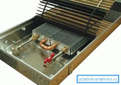 Sur la photo - un convecteur d'eau dans le boîtier Sur la photo - un convecteur d'eau dans le boîtier