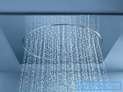 La photo est un type intégré de douche de plafond. La photo est un type intégré de douche de plafond.