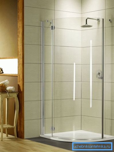 Sur la photo - une douche dans la cabine de douche encastrée dans le mur de la salle de bain.