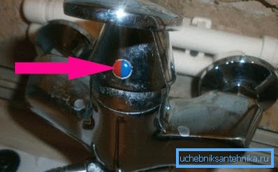 La photo met en évidence un capuchon sous lequel se cache le verrou à vis. La photo met en évidence un capuchon sous lequel se cache le verrou à vis.