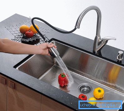 Photo: Le robinet de cuisine rétractable est présenté avec fonctionnalité et simplicité. Photo: Le robinet de cuisine rétractable est présenté avec fonctionnalité et simplicité.