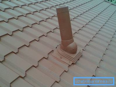 Sur la photo - la sortie du tuyau de ventilation du toit de la maison