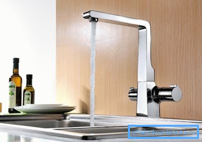 Sur la photo - un haut robinet de cuisine en L Sur la photo - un haut robinet de cuisine en L