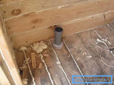 Sur la photo - la conclusion du tuyau de drainage Sur la photo - la conclusion du tuyau de drainage