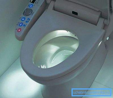 Sur la photo: les toilettes japonaises chauffées et la fonction bidet offrent le plus haut niveau de confort Sur la photo: les toilettes japonaises chauffées et la fonction bidet offrent le plus haut niveau de confort