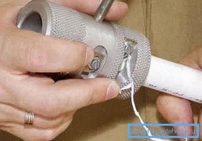 Sur une photo - nettoyage d'une pipe Sur une photo - nettoyage d'une pipe