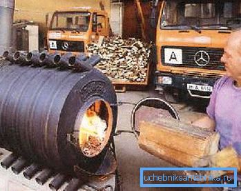 Sur la photo - chargement de carburant dans la chambre de combustion