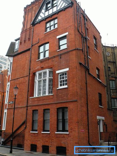 Sur la photo - un immeuble à Londres. Lors de la reconstruction, le système d'égouts était posé sur la façade.