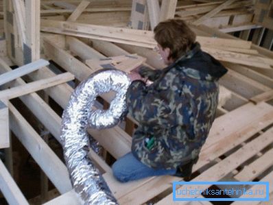 Sur la base des données obtenues, le système de conduits est posé et les ventilateurs sont connectés. Sur la base des données obtenues, le système de conduits est posé et les ventilateurs sont connectés.