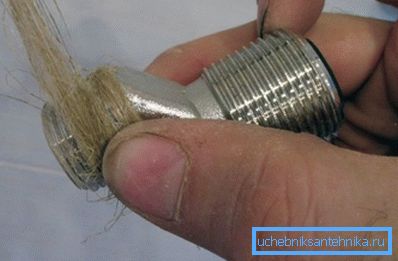 Sur le fil d'un diamètre inférieur, nous enroulons du lin sanitaire. Sur le fil d'un diamètre inférieur, nous enroulons du lin sanitaire.