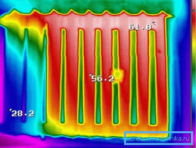 La photo thermique montre qu'une partie de la batterie est obstruée par des débris, ce qui signifie qu'elle doit être nettoyée. La photo thermique montre qu'une partie de la batterie est obstruée par des débris, ce qui signifie qu'elle doit être nettoyée.
