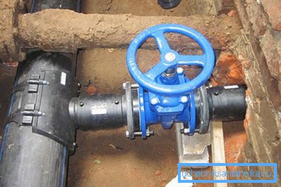 2782 Une valve en métal est installée sur le tuyau en PEHD de grand diamètre.