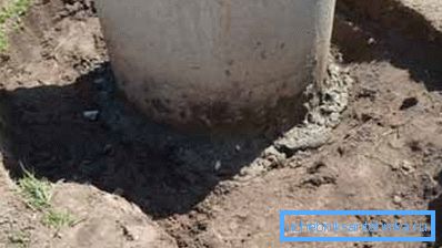 Au deuxième stade - nous concrétisons concrètement la zone d’interface du sol avec les anneaux formant un puits. Au deuxième stade - nous concrétisons concrètement la zone d’interface du sol avec les anneaux formant un puits.