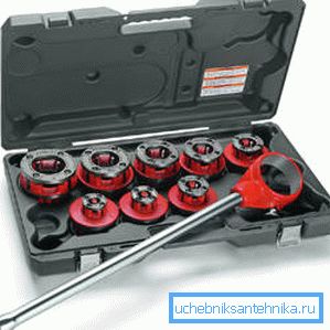 Set pour couper les fils sur les tuyaux pour le maître de maison Set pour couper les fils sur les tuyaux pour le maître de maison