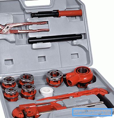 Un ensemble de bouchons de tuyaux et d'outils de plomberie supplémentaires