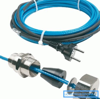 Câble chauffant pour l'alimentation en eau à l'intérieur du tuyau avec une fiche pour la connexion au réseau et un jeu de manchons de montage Câble chauffant pour l'alimentation en eau à l'intérieur du tuyau avec une fiche pour la connexion au réseau et un jeu de manchons de montage