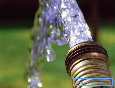 Étant sous haute pression et ne recevant pas la lumière du soleil, l'aquifère ne favorise pas le développement de microbes pathogènes, mais l'eau d'un tel puits est très dure car elle contient une grande quantité de sels dissous et de fer. Eau de haute qualité garantie!