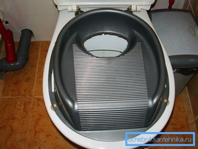 Housse pour chat aux toilettes avec cercles perforés de différentes tailles Housse pour chat aux toilettes avec cercles perforés de différentes tailles