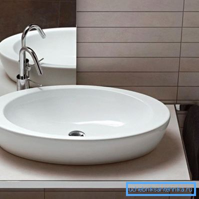 Le lavabo ovale est un exemple de style moderne. Le lavabo ovale est un exemple de style moderne.