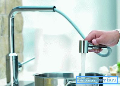La présence du tuyau facilite la manipulation du jet d'eau La présence du tuyau facilite la manipulation du jet d'eau