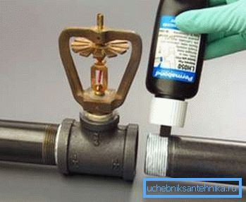 Appliquer du mastic sur la connexion filetée
