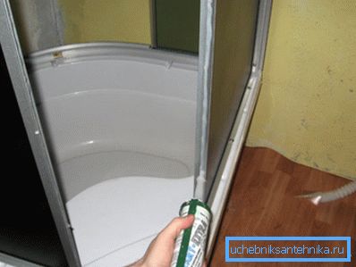 Application de mastic silicone Application de mastic silicone