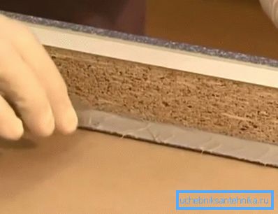 Nous appliquons de la colle polymère Nous appliquons de la colle polymère