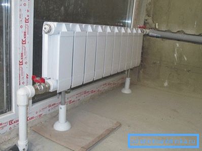 Les supports de plancher pour radiateurs bimétalliques sont utilisés lorsqu'il est impossible de les fixer au mur Les supports de plancher pour radiateurs bimétalliques sont utilisés lorsqu'il est impossible de les fixer au mur