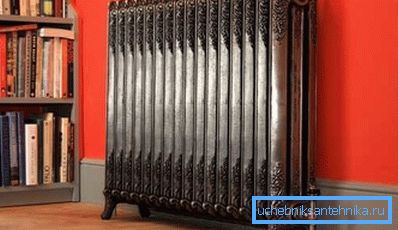 Radiateur extérieur en fonte. Radiateur extérieur en fonte.